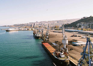 Trabzon Limanı'nda konteyner devrildi