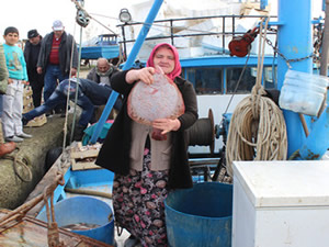 Avlanma ruhsatı olmayan balıkçı kadınlar denize açılmak istiyor