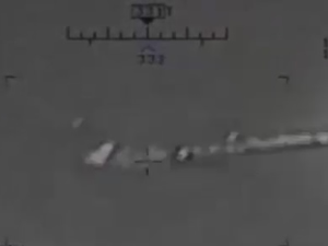 İran gemisinin roket fırlatma anını ABD helikopterleri görüntüledi