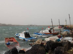 Fırtınadan yat limanı ve balıkçı barınaklarındaki bazı küçük tekneler battı