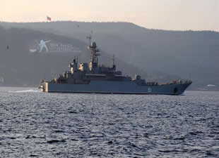 Rus askeri savaş gemileri İstanbul Boğazı'ndan geçti