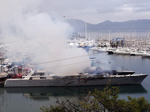 Ünal Aysal'ın yanan yatı Aliağa'ya söküme gönderiliyor