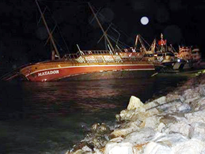 Kuşadası'nda demirli bulunan gezi teknesi battı!
