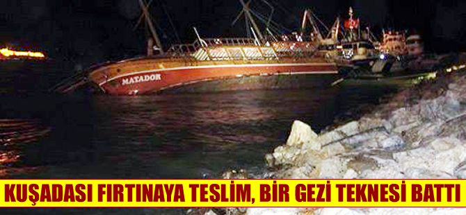 Kuşadası'nda demirli bulunan gezi teknesi battı!
