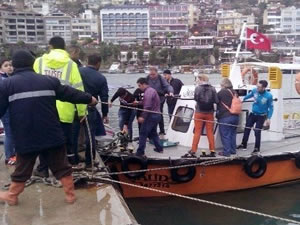 Alanya'da fırtınaya yakalanıp, motor arızası yapan tur teknesi kurtarıldı