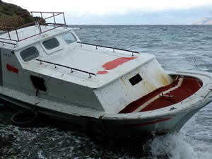 Mülteci gibi görünüp Yunan adalarından tekneleri çalıyorlar