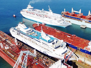 Kruvaziyer gemileri, Beşiktaş Tersanesi'nde bakıma alınıyor