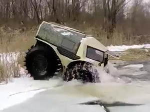 Suda yüzebilen arazi aracı Sherp ATV, görenleri şaşkına çeviriyor
