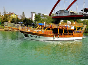 Manavgat’ta tur teknesi sahipleri sinek avlıyor