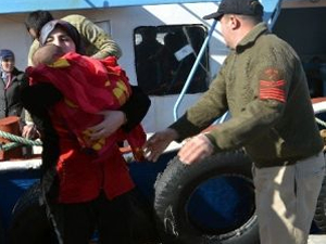 Şişme botla denize açılan 66 sığınmacı ölümden döndü