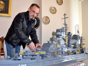 Çöpe atılan atıklardan gemi yaptı