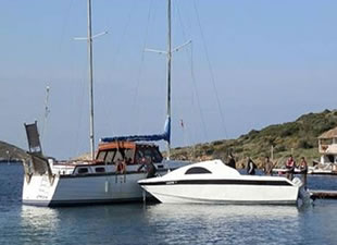 Foça'da mültecilere ait yelkenli yat ve sürat teknesi ele geçirildi