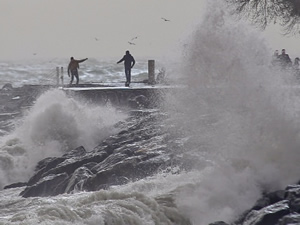 Kuzey Ege'de kuvvetli lodos deniz ulaşımını vurdu