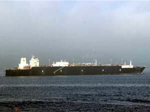 Dev doğalgaz tankeri Çanakkale Boğazı'nı deniz trafiğine kapattı