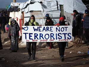 Fransız  polisi Calais'teki göçmenlerin kampını boşaltıyor