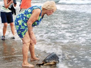 'Kaptan June' ömrünü caretta carettalara adadı