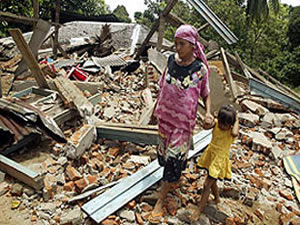 Endonezya'da 7.9 büyüklüğünde deprem oldu, tsunami alarmı verildi