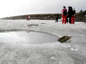 Çıldır Gölü’ndeki atlı kızak keyfi bu yıl erken bitti