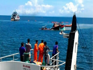 Endonezya açıklarında feribot alabora oldu