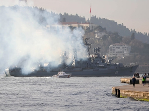 Rus savaş gemisi, boğazı dumana boğarak geçti