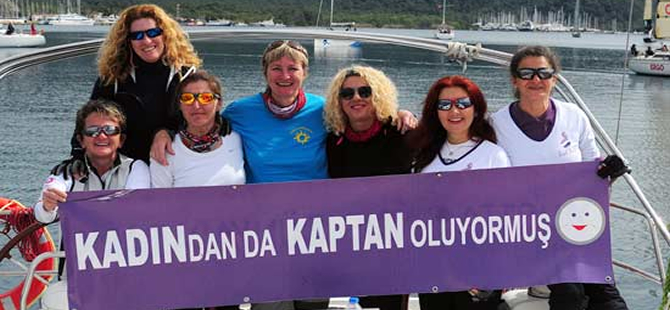 Mor yelkenli tekneleri ile dümene geçtiler