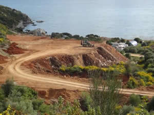 İzmir’de koruma altındaki koy şantiyeye döndü!