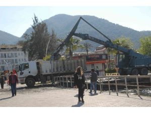 Kumla dolan Fethiye Limanı temizlenmeye başladı