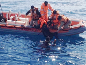 Yunan Sahil Güvenlik gemisini gören kaçaklar denize atladı