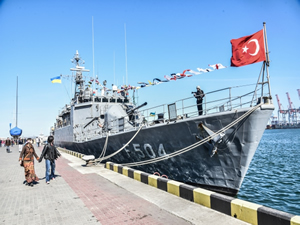 Türk savaş gemileri Odessa limanına demirledi