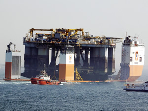 Platform taşıyıcı gemi Dockwise Vanguard, İstanbul Boğazı’ndan geçti