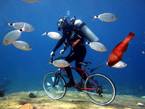 Dalgıçlar Fethiye'de denizin altında bisiklet turu yaptı