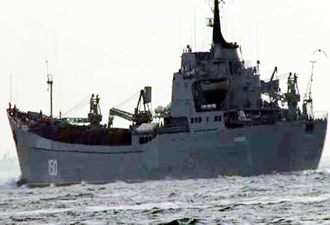 Rus savaş gemisi kamufle edilmiş çok sayıda askeri teçhizatla Boğaz'dan geçti