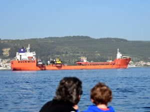 Dockwise ait gemi güvertesindeki gemilerle Çanakkale Boğazı'ndan geçti