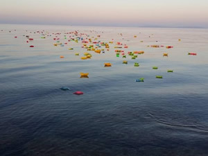Ege Denizi'nde her ölen çocuk için denize kağıttan kayık bırakıldı