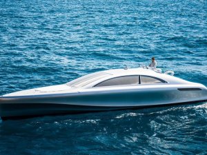 Mercedes süper lüks yatla su üstünde de karada olduğu kadar iddialı