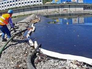 İtalya'da çevre felaketi, boru hattından sızan petrol denize ulaştı
