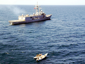 TCG Gökova fırkateyni, Ege Denizi'nde göçmen peşinde