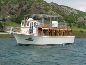 Battıktan sonra tamir edilen tekne yeniden suya indirildi