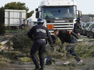 Fransa'daki grev tüm rafinerilere sıçradı, yakıt sıkıntısı başladı