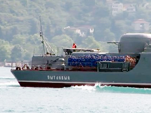 Rus savaş gemisi İstanbul Boğazı'ndan güvertesinde kadın askerlerle geçti
