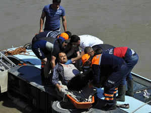 Amasya'da midibüs Yeşilırmak'a uçtu: 14 yaralı