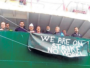 Gemilerine el konulan denizciler cezaevi hayatı yaşıyor