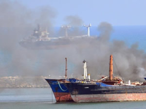 Mersin'de limanda demirli olan kuru yük gemisi yandı