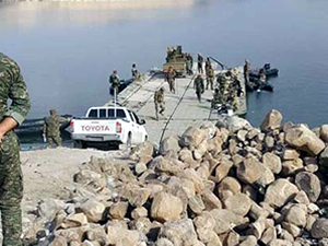 Koalisyon güçleri araçlarını feribotlarla Fırat'ın batısına geçiriyor