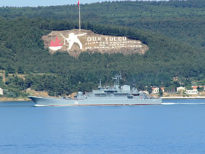 Rus gemisi Boğaz'dan geçerken, asker uçak savarın başında bekledi