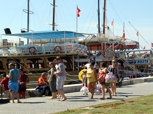 Didim'de turistlerin vazgeçilmezi günübirlik tekne turları başladı