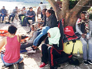 Midilli'de içinde 100 mültecinin bulunduğu tekne kayalıklara oturdu