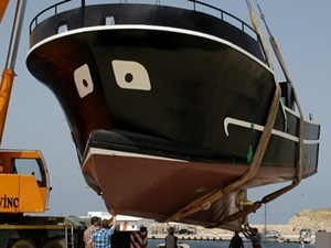 Sanayi sitesinde inşa edilen tekne, barınağa TIR ile taşındı