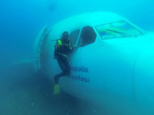 Dalış turizmi için batırılan uçak balıklara yuva oldu