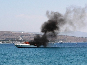 İztuzu Plajı'nda iki tur teknesi alev alev yandı